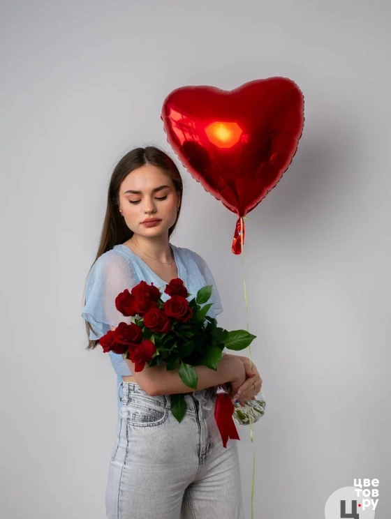 9 красных роз и шар сердце